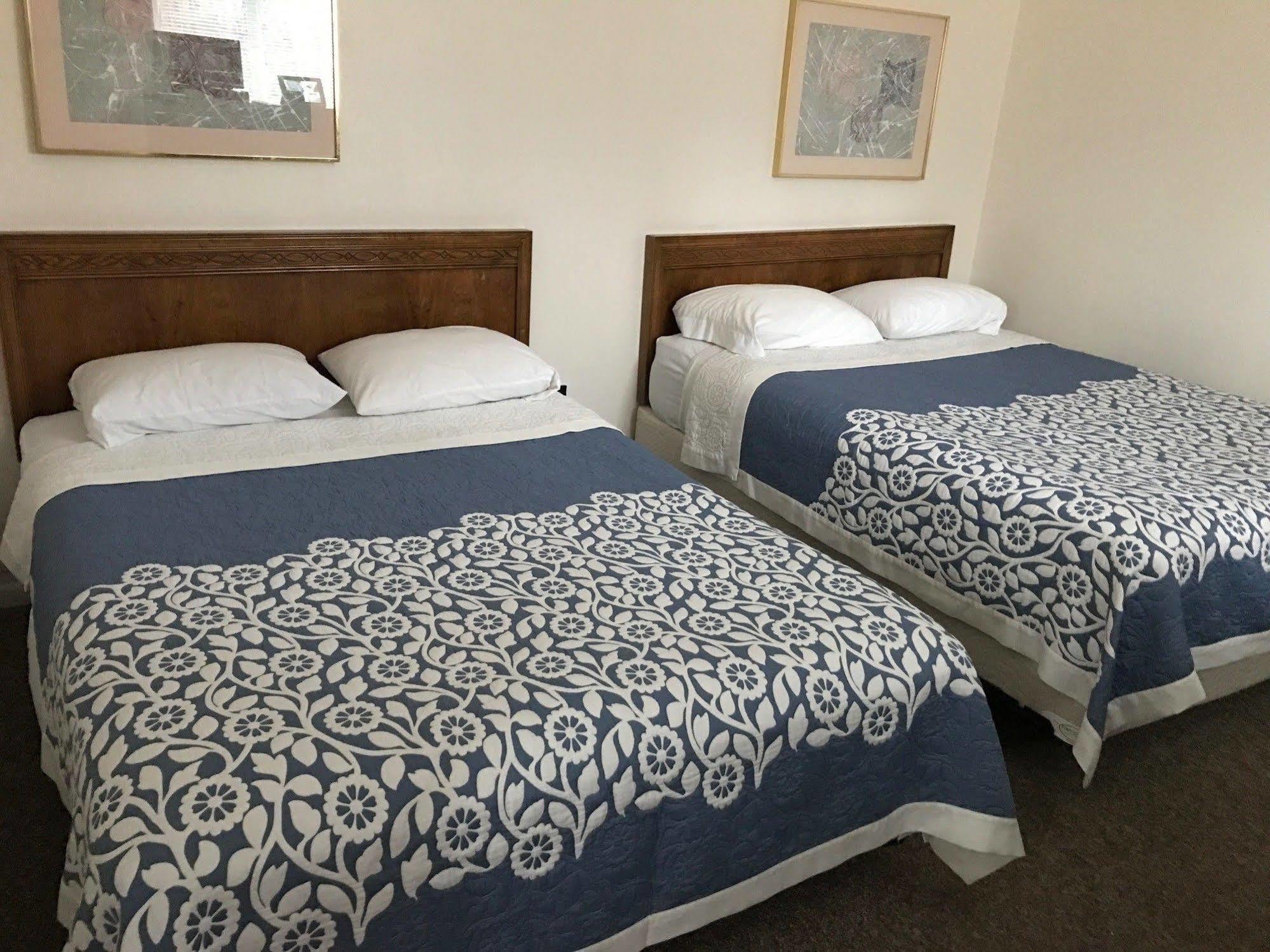 Country Place Inn And Suites Уайтхейвен Экстерьер фото